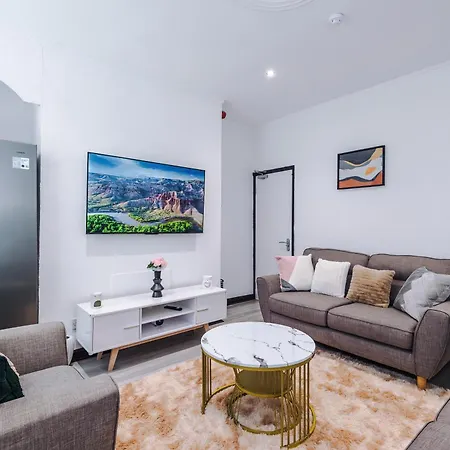 Newly Refurbished 5 Bedroom Home Near Leeds City Centre *