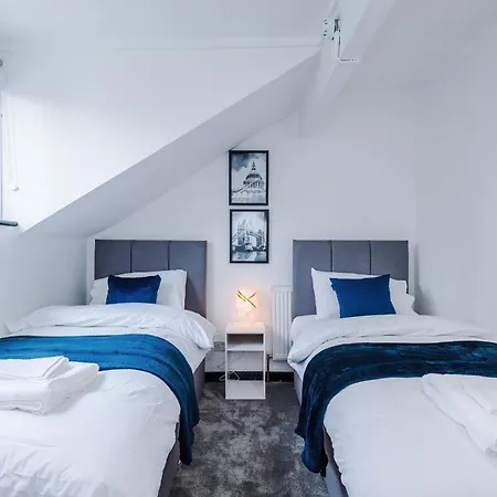 Newly Refurbished 5 Bedroom Home Near Leeds City Centre Apartment *