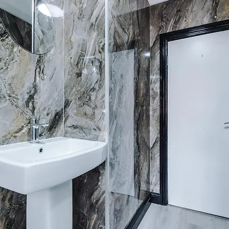 Newly Refurbished 5 Bedroom Home Near Leeds City Centre Apartment