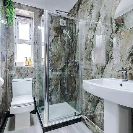Apartment Newly Refurbished 5 Bedroom Home Near Leeds City Centre