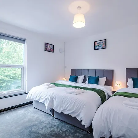 Newly Refurbished 5 Bedroom Home Near Leeds City Centre