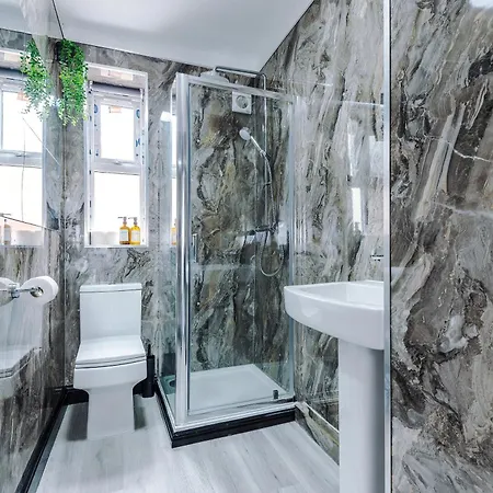 Newly Refurbished 5 Bedroom Home Near Leeds City Centre Apartment Leeds (West Yorkshire)