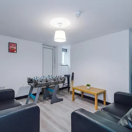 Newly Refurbished 5 Bedroom Home Near Leeds City Centre Leeds (West Yorkshire)