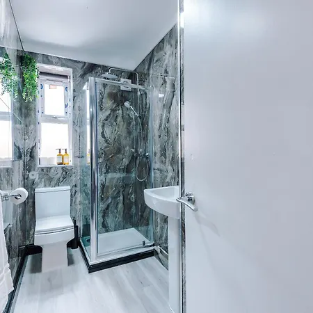 Newly Refurbished 5 Bedroom Home Near Leeds City Centre
