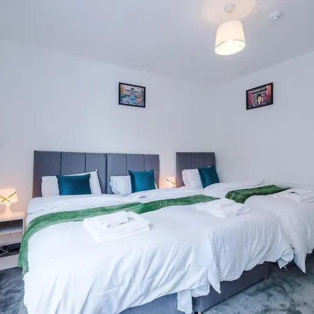 Newly Refurbished 5 Bedroom Home Near Leeds City Centre Leeds (West Yorkshire)