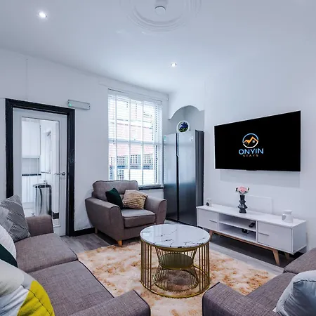 Newly Refurbished 5 Bedroom Home Near Leeds City Centre *