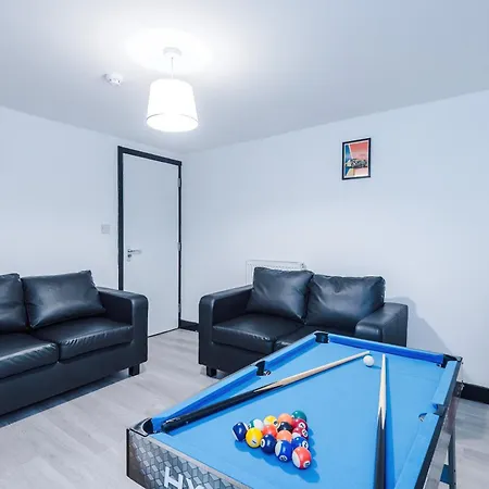 Newly Refurbished 5 Bedroom Home Near Leeds City Centre Apartment