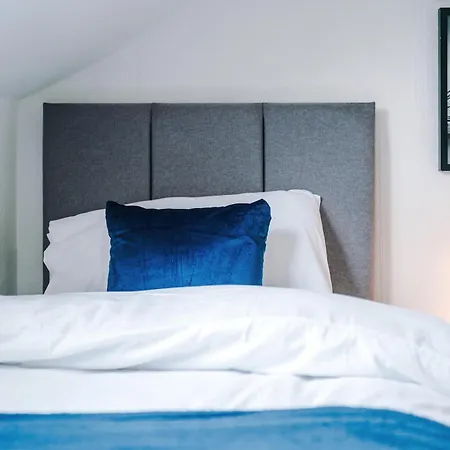 Newly Refurbished 5 Bedroom Home Near Leeds City Centre *