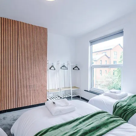 Newly Refurbished 5 Bedroom Home Near Leeds City Centre *