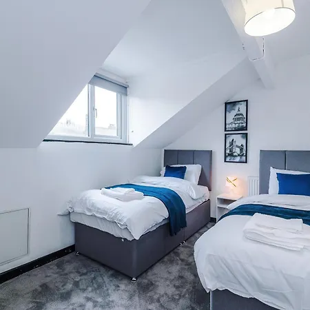 Newly Refurbished 5 Bedroom Home Near Leeds City Centre Apartment *