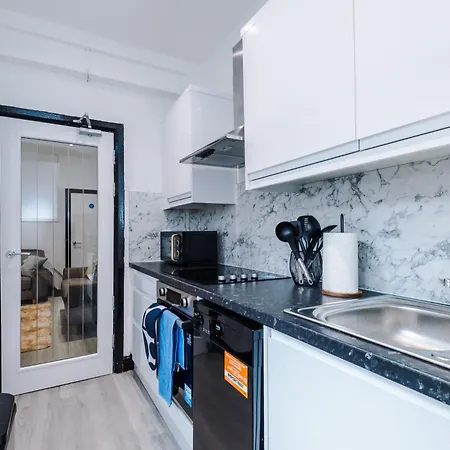 Newly Refurbished 5 Bedroom Home Near Leeds City Centre *