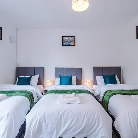 Newly Refurbished 5 Bedroom Home Near Leeds City Centre Apartment *