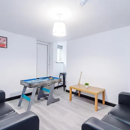 Newly Refurbished 5 Bedroom Home Near Leeds City Centre Apartment *