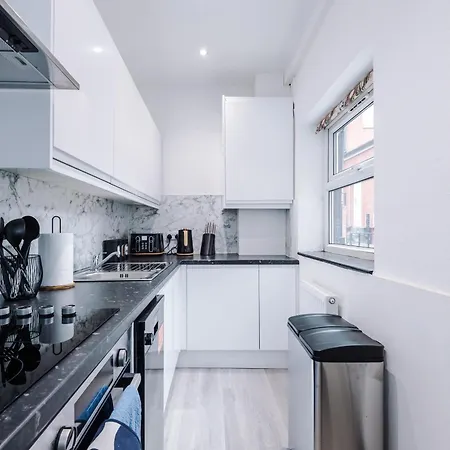 Newly Refurbished 5 Bedroom Home Near Leeds City Centre Apartment