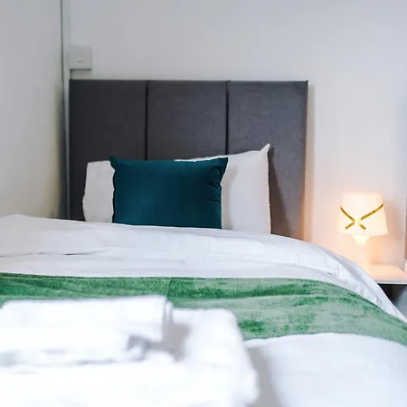Newly Refurbished 5 Bedroom Home Near Leeds City Centre Apartment Leeds (West Yorkshire)