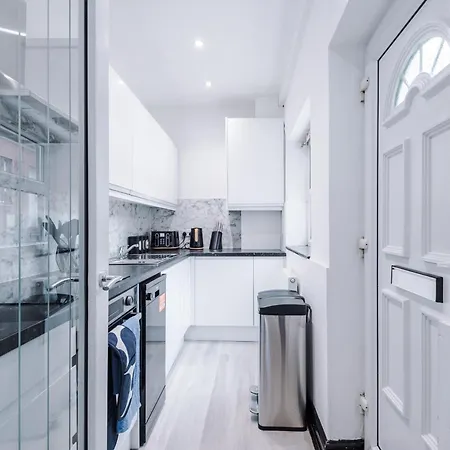 Newly Refurbished 5 Bedroom Home Near Leeds City Centre *