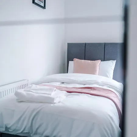 Newly Refurbished 5 Bedroom Home Near Leeds City Centre Apartment